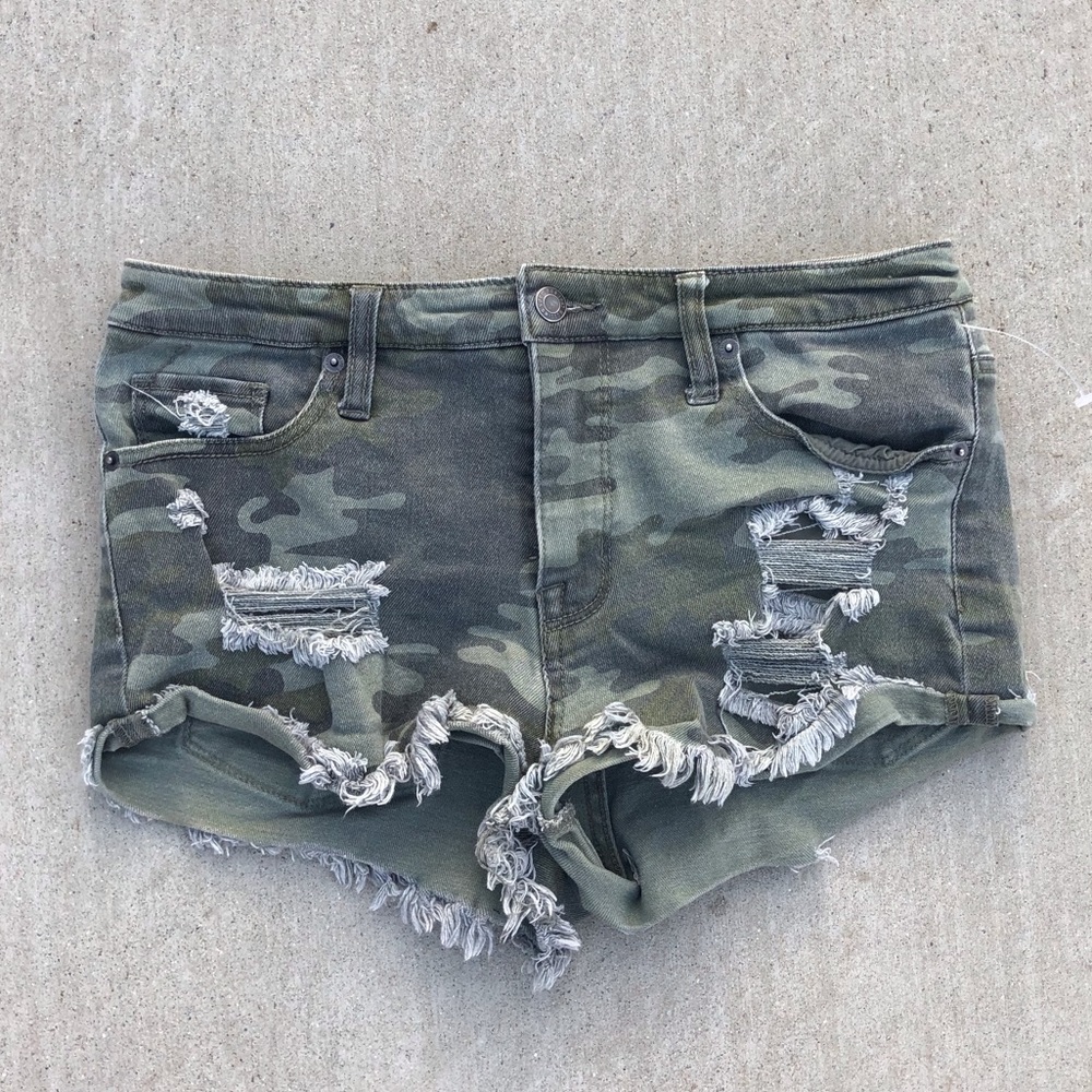 Women’s Mossimos camo shorts - size 8/29